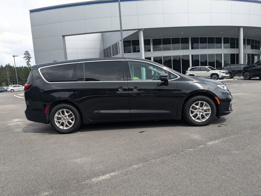 Used 2023 Chrysler Pacifica Touring-L FWD image 3