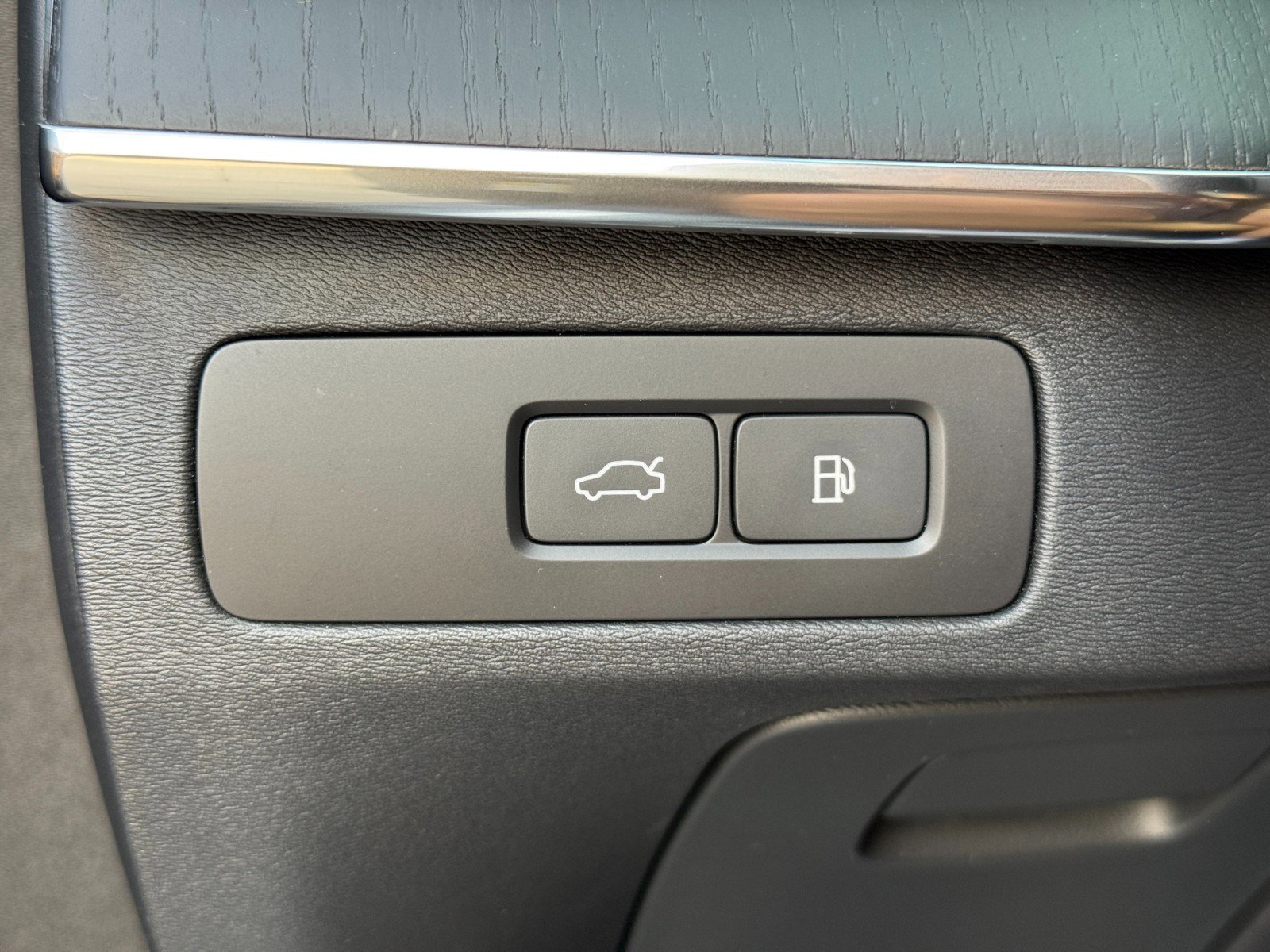 Used 2024 Volvo XC90 T8 Ultimate w/ Lounge Package image 17