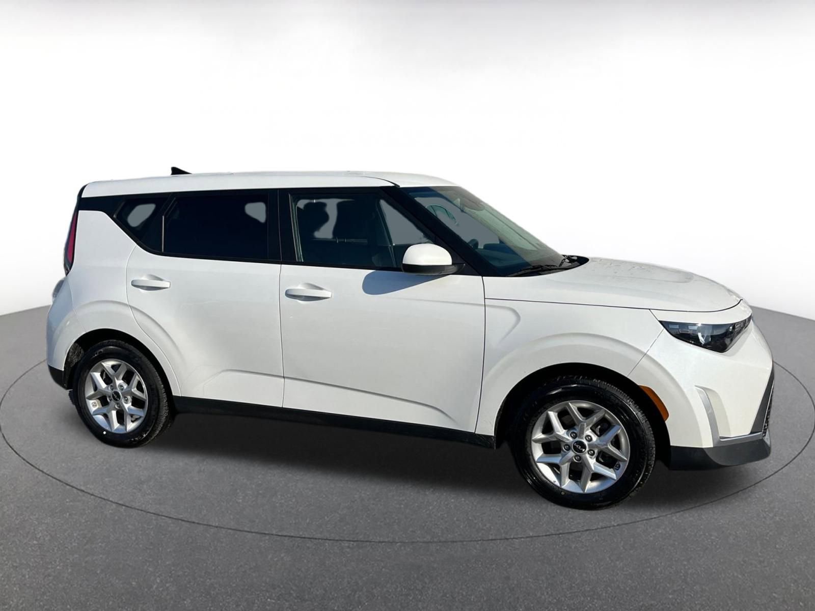 Used 2025 Kia Soul LX w/ LX Technology Package FWD image 15