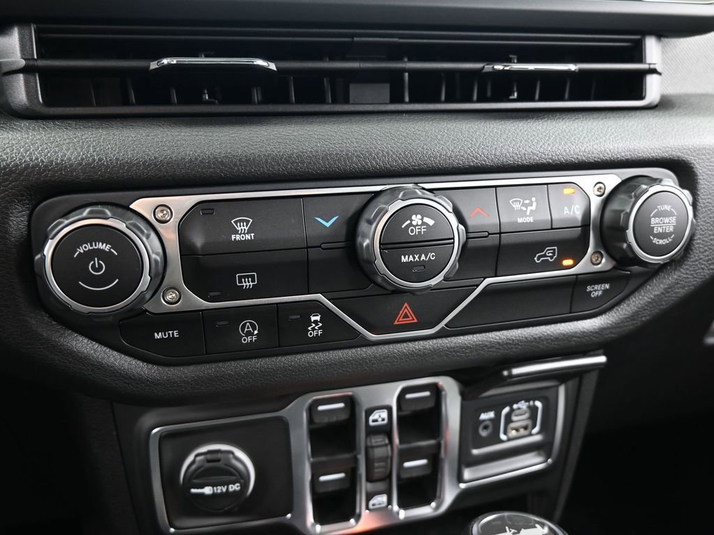 Used 2025 Jeep Wrangler Sport image 22