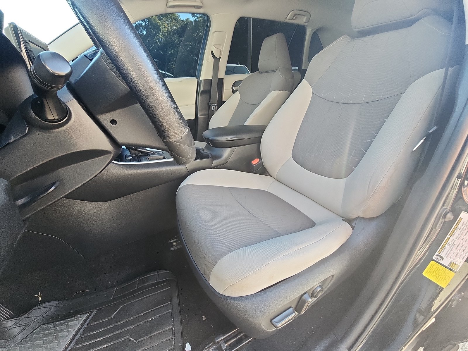 Used 2021 Toyota RAV4 XLE FWD image 18