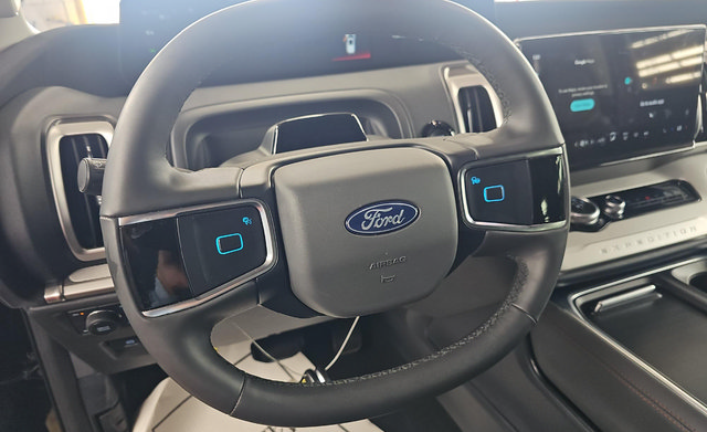 Used 2025 Ford Expedition Active AWD/4WD image 6