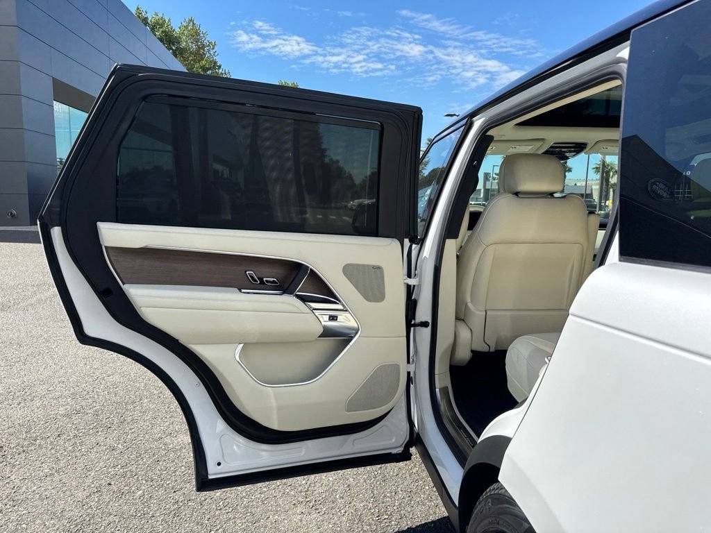 New 2026 Land Rover Range Rover Long Wheelbase SE AWD/4WD image 15