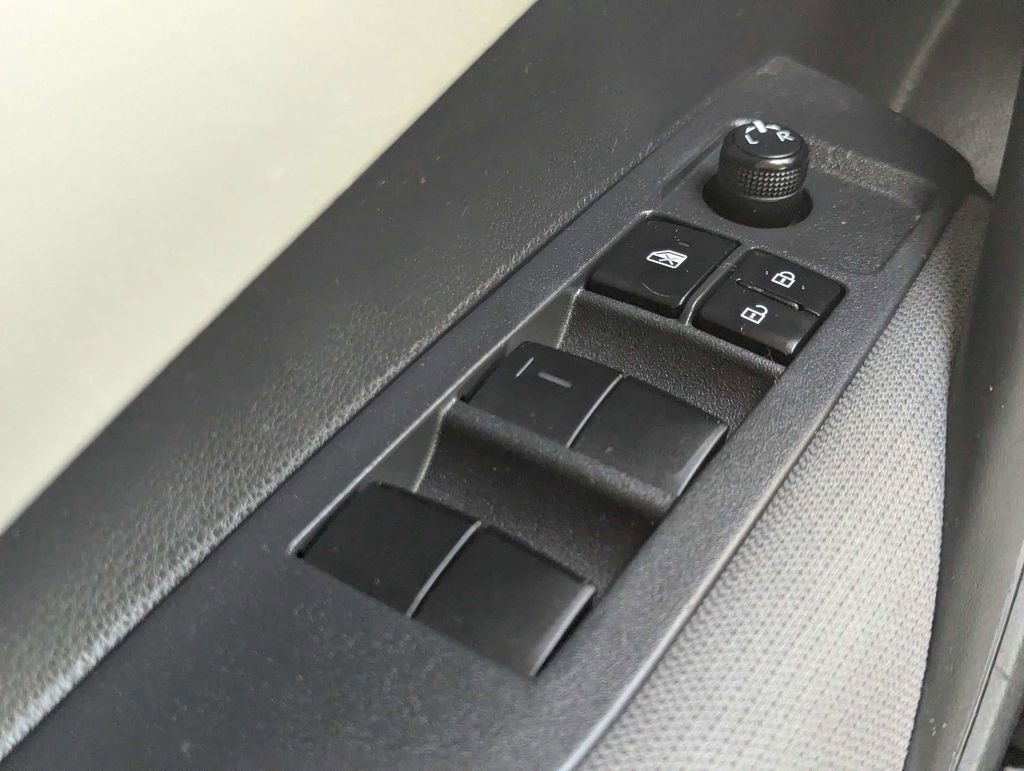 Used 2021 Toyota Corolla LE FWD image 22