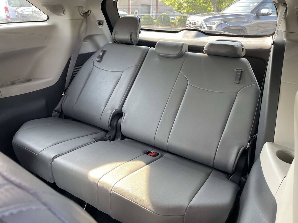 Used 2021 Toyota Sienna Limited FWD image 32