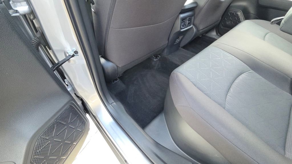 Used 2025 Toyota RAV4 XLE AWD/4WD image 18