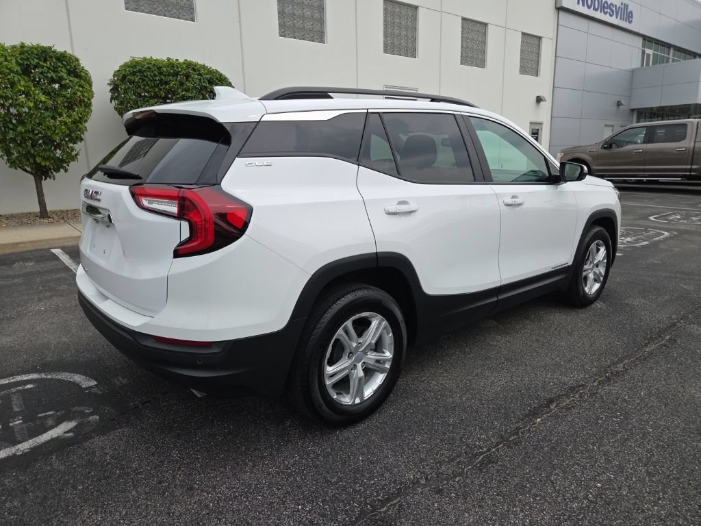 Used 2024 GMC Terrain SLE w/ Driver Convenience Package FWD image 8