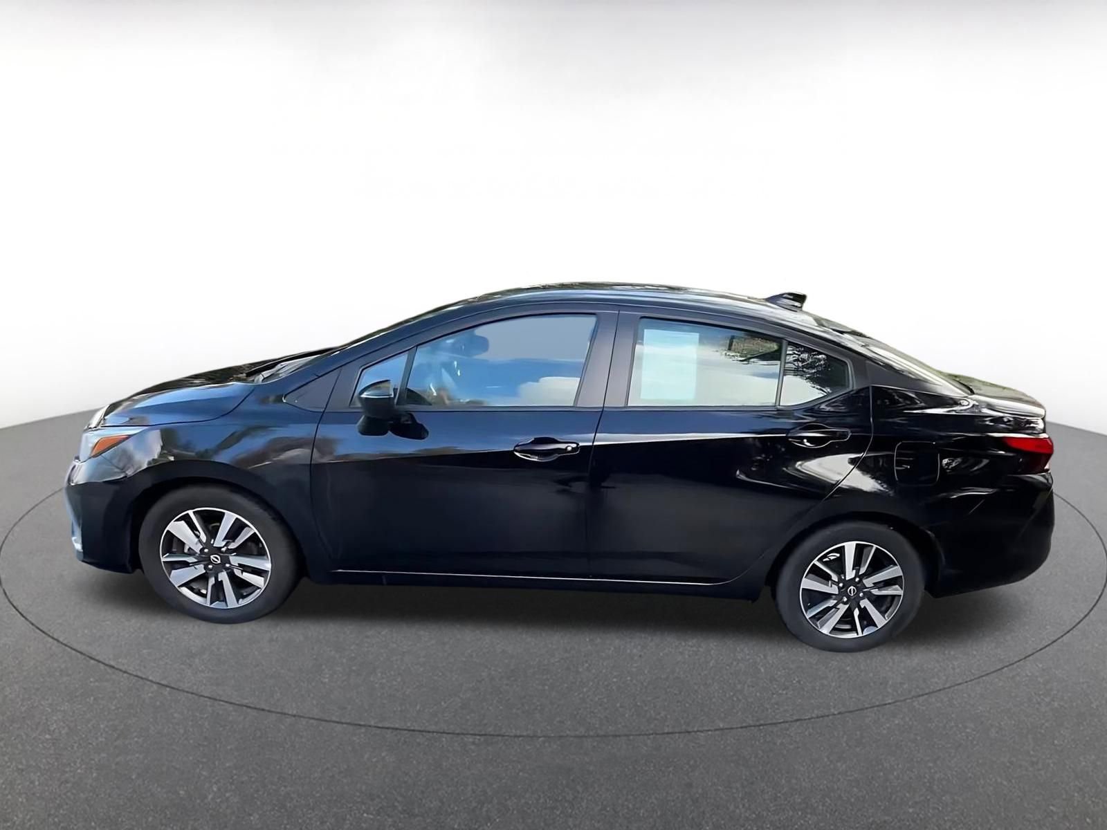 Used 2025 Nissan Versa SV image 9