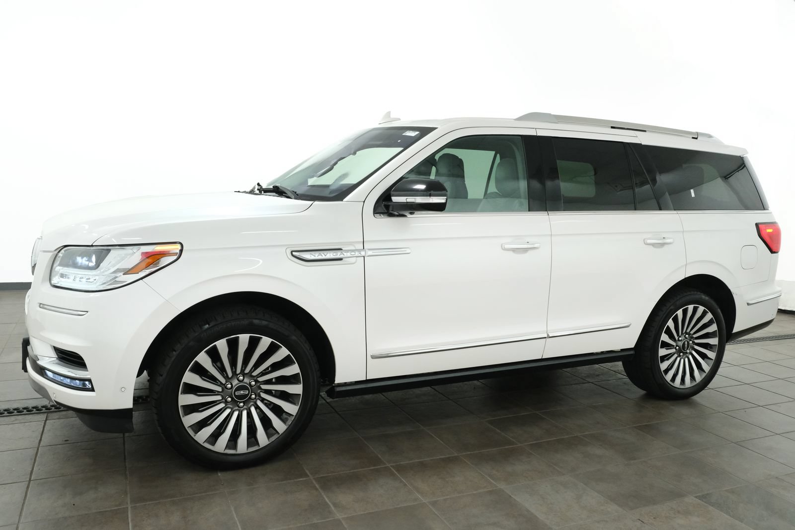 Used 2018 Lincoln Navigator Reserve w/ Technology Package AWD/4WD image 3