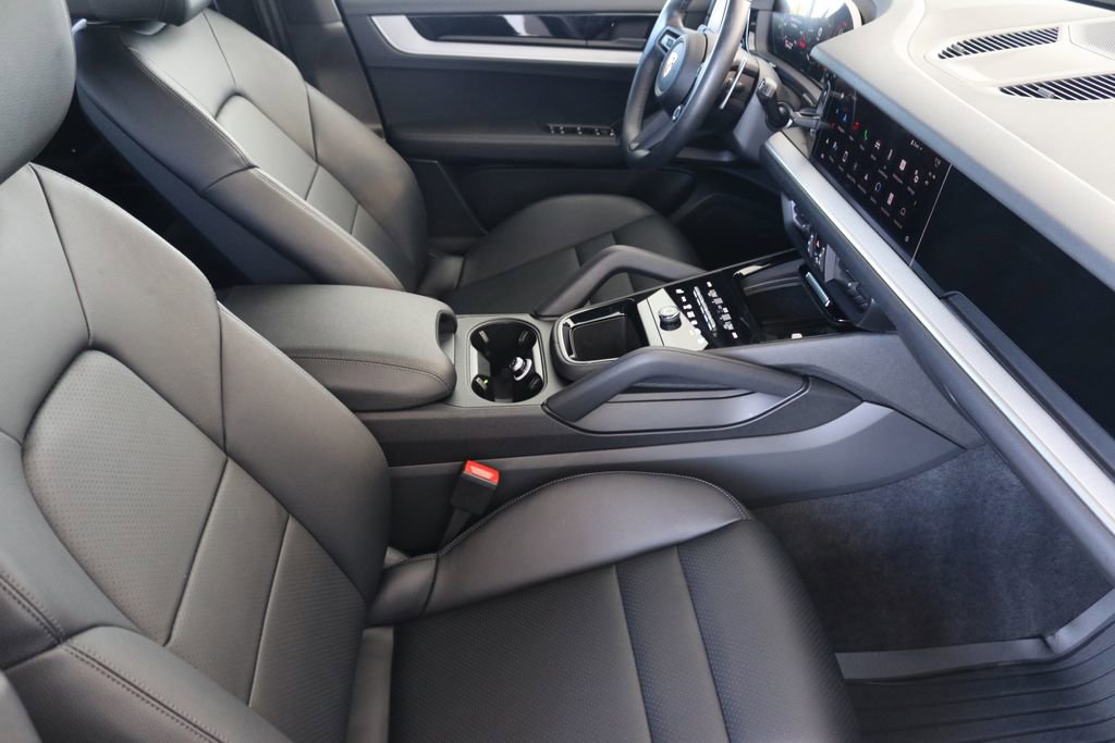 Used 2024 Porsche Cayenne image 38