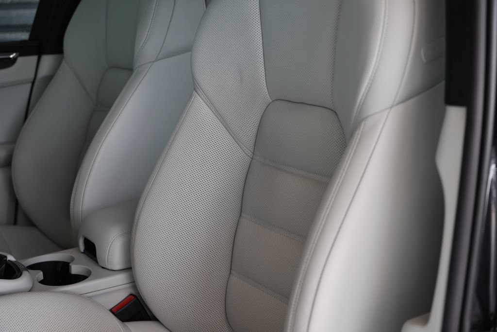 Certified 2025 Porsche Macan GTS AWD/4WD image 44