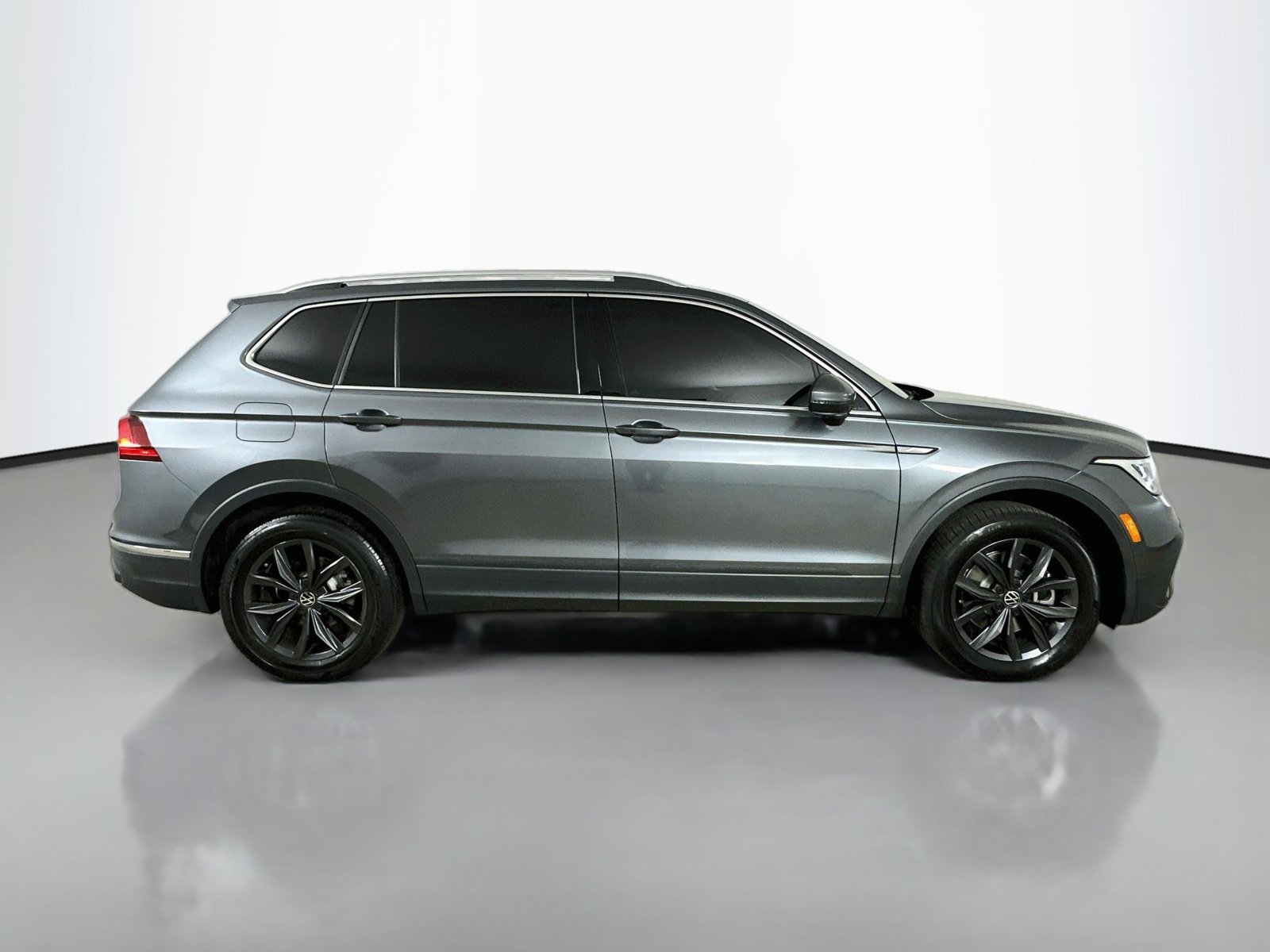 Used 2023 Volkswagen Tiguan SE w/ Panoramic Sunroof Package AWD/4WD image 4