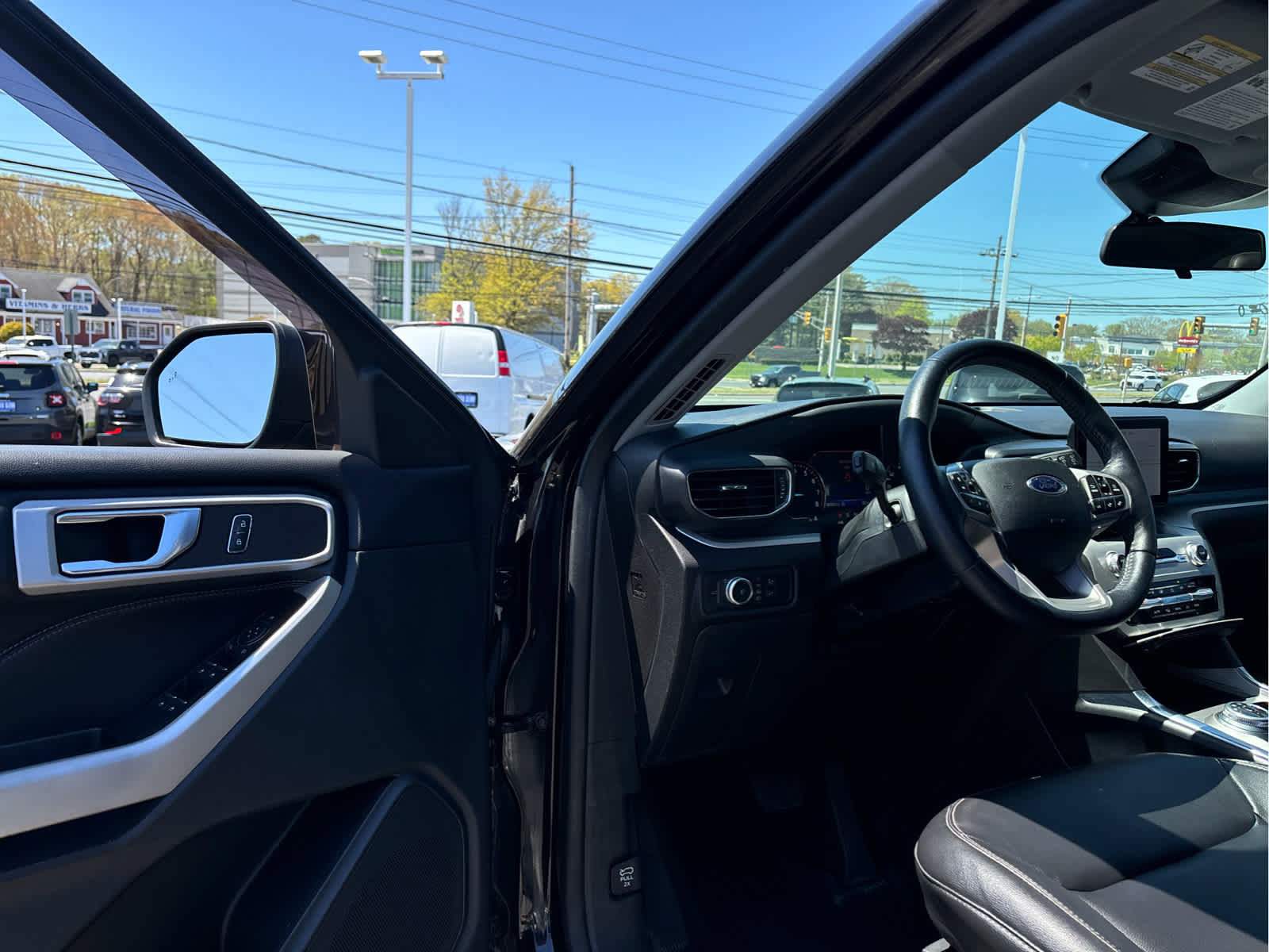 Used 2021 Ford Explorer XLT w/ Equipment Group 202A AWD/4WD image 8