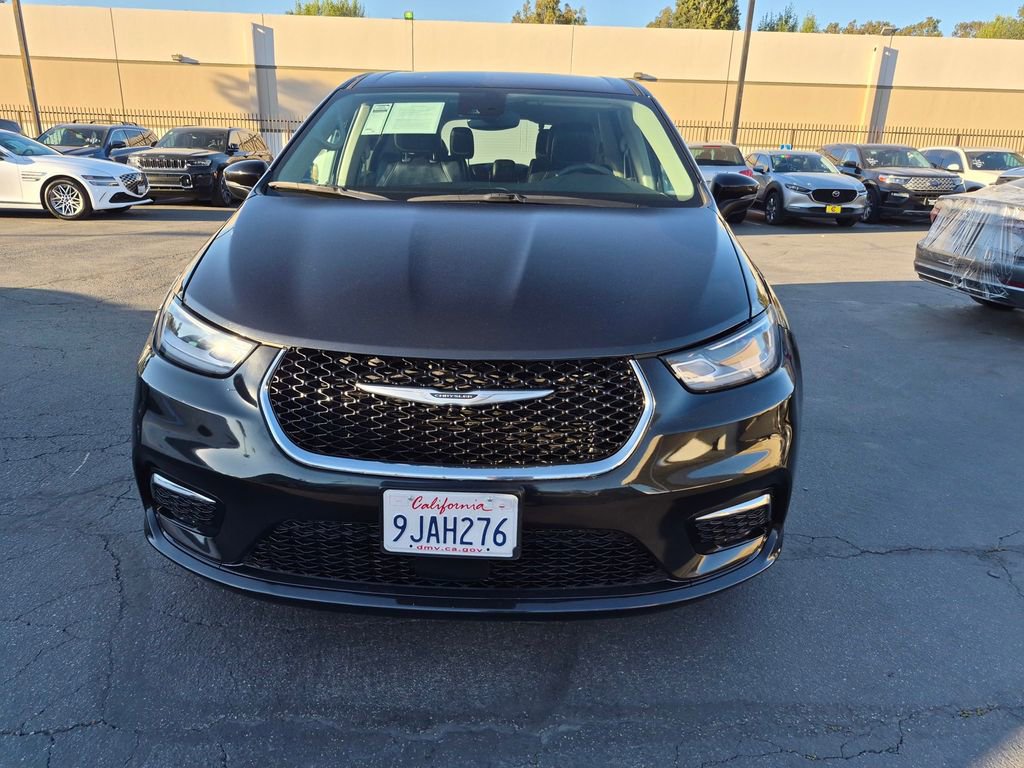 Used 2023 Chrysler Pacifica Touring-L image 2