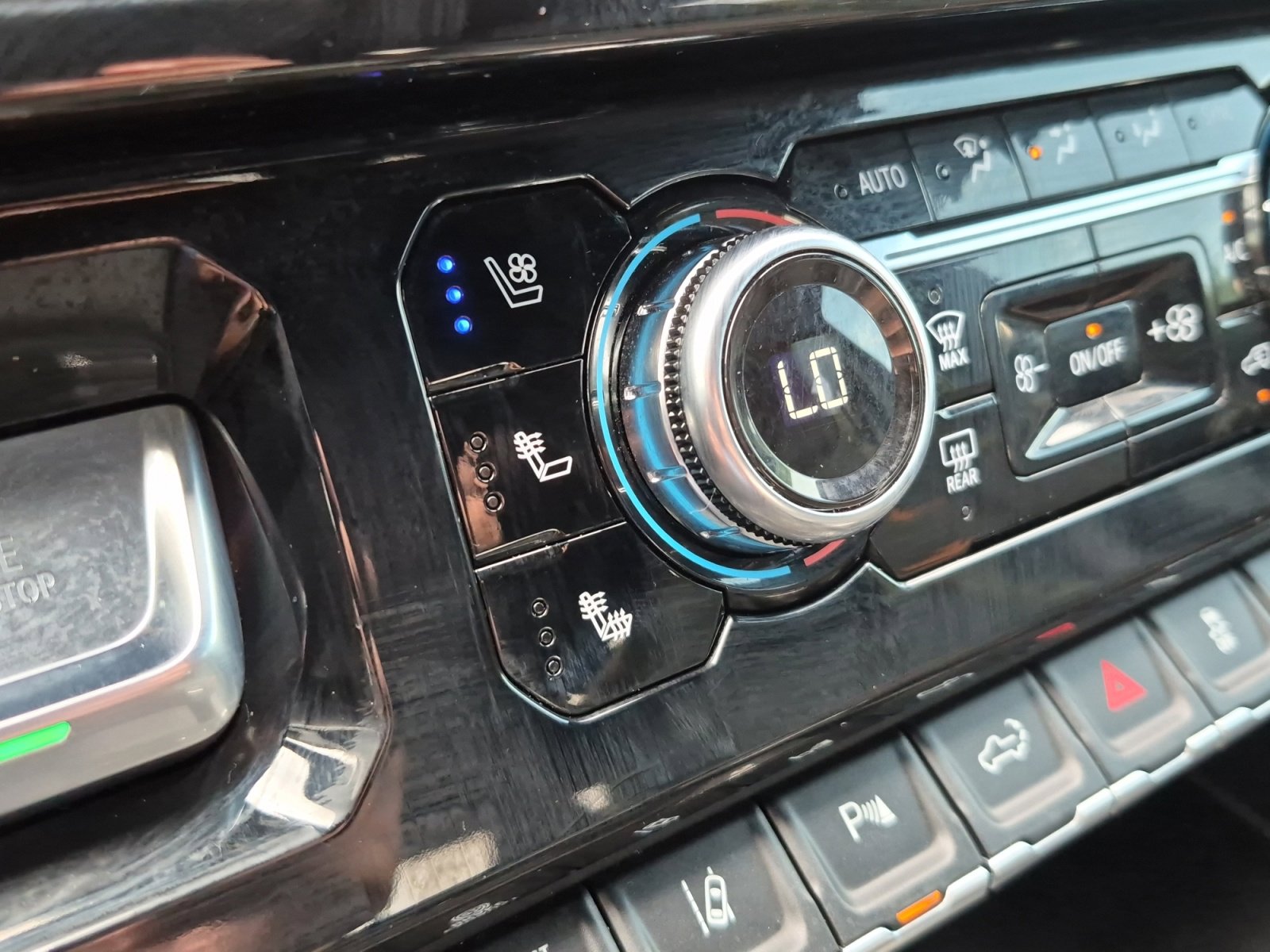 Used 2025 GMC Sierra 2500 AT4 w/ AT4 Premium Plus Package AWD/4WD image 25