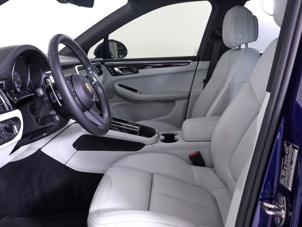 Certified 2024 Porsche Macan image 5