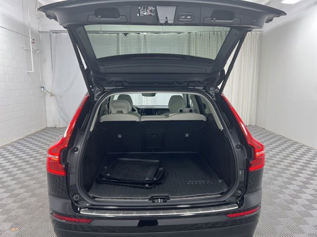 Used 2021 Volvo XC60 T5 Momentum w/ Protection Package Premier image 8