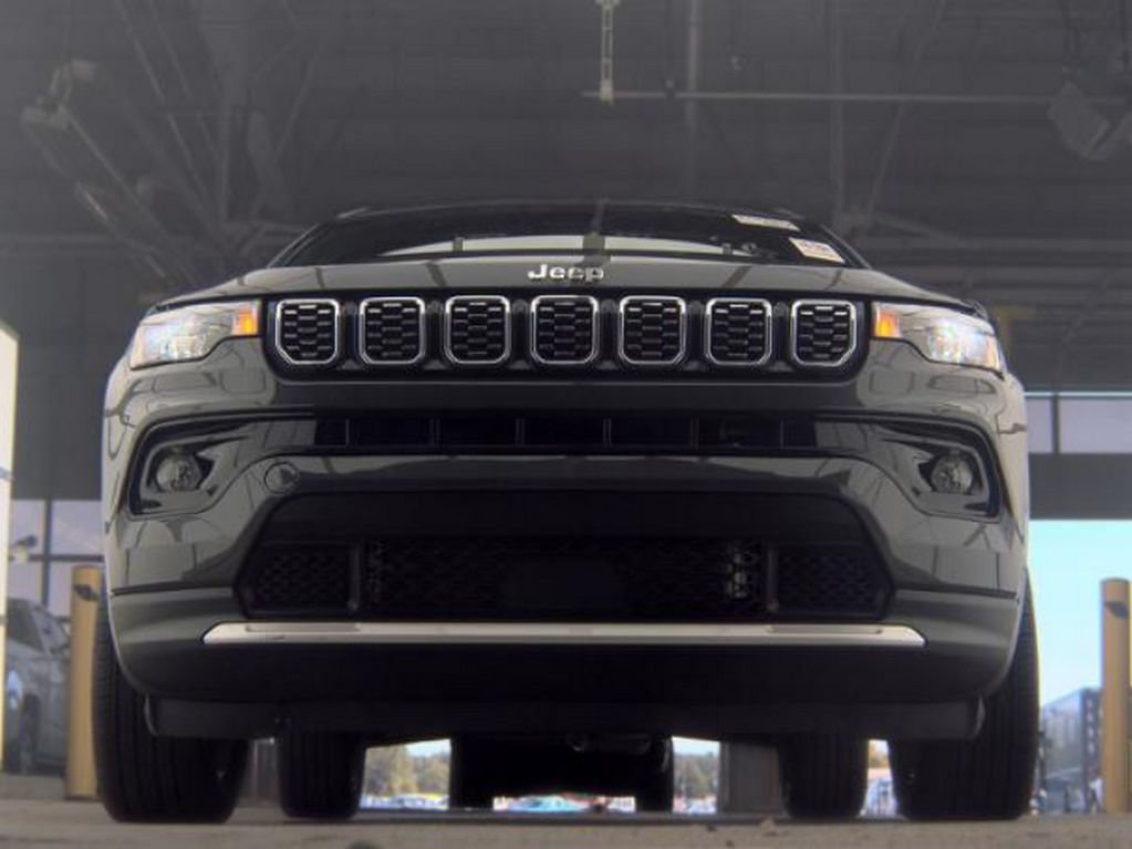 Used 2024 Jeep Compass Limited AWD/4WD image 3
