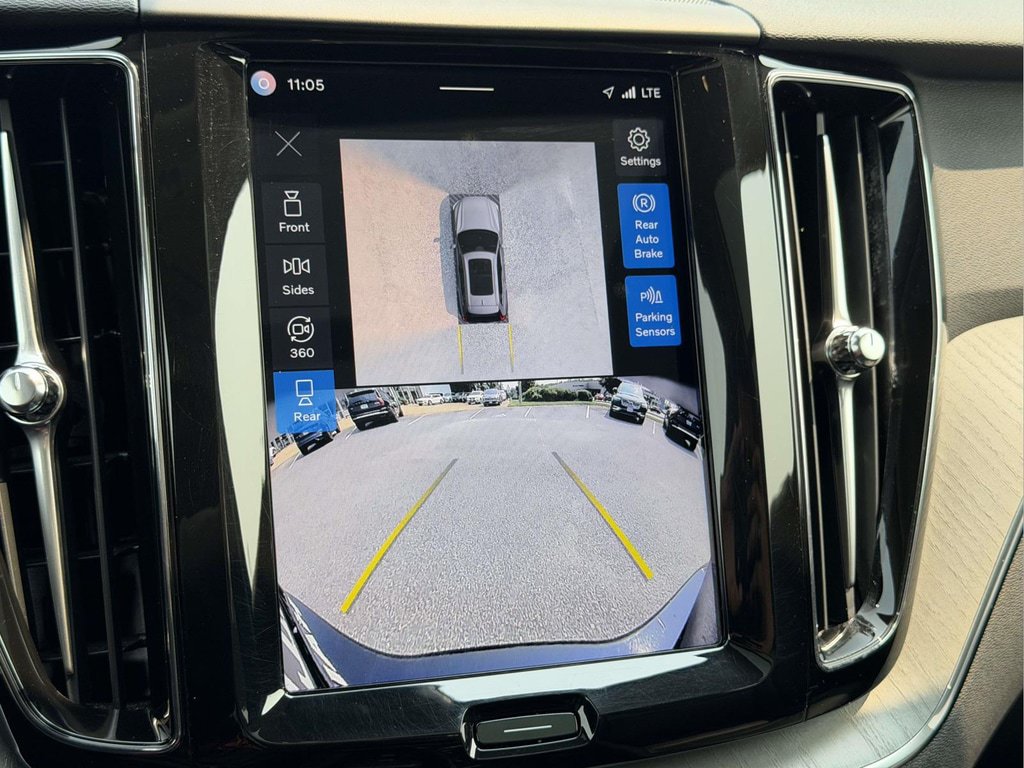 Used 2025 Volvo XC60 B5 Plus AWD/4WD image 4