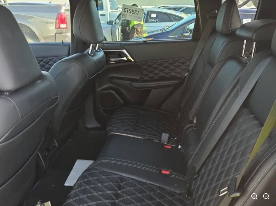 Used 2023 Mitsubishi Outlander SEL AWD/4WD image 4
