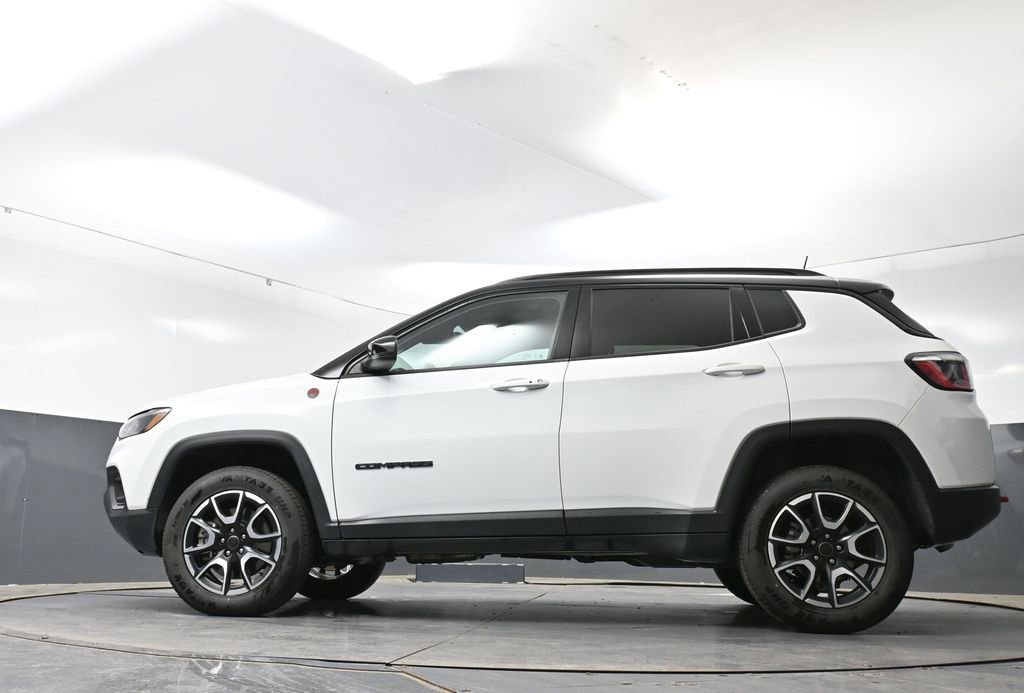 Used 2025 Jeep Compass Trailhawk AWD/4WD image 53