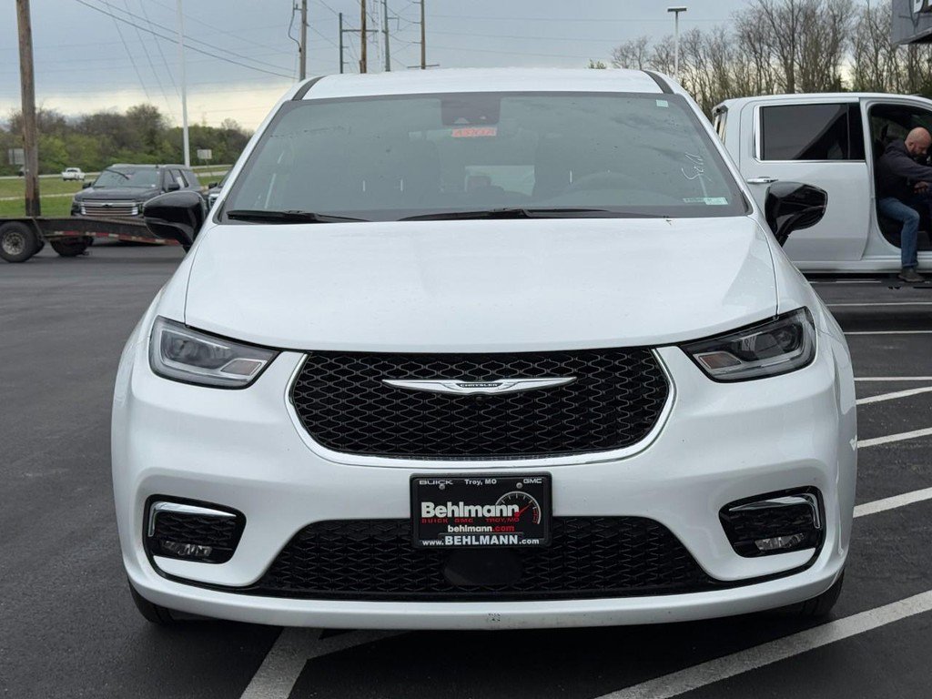Used 2025 Chrysler Pacifica Select image 12