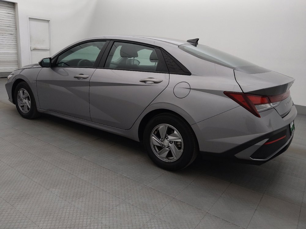 Used 2025 Hyundai Elantra SE FWD image 3