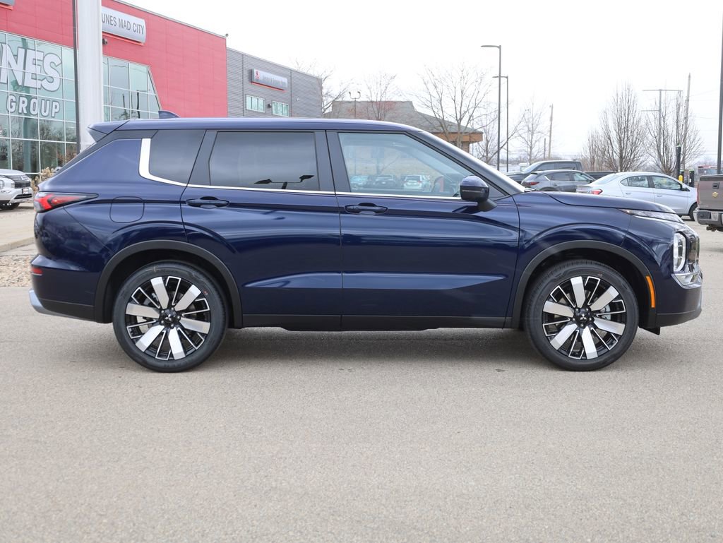 New 2025 Mitsubishi Outlander SE image 11