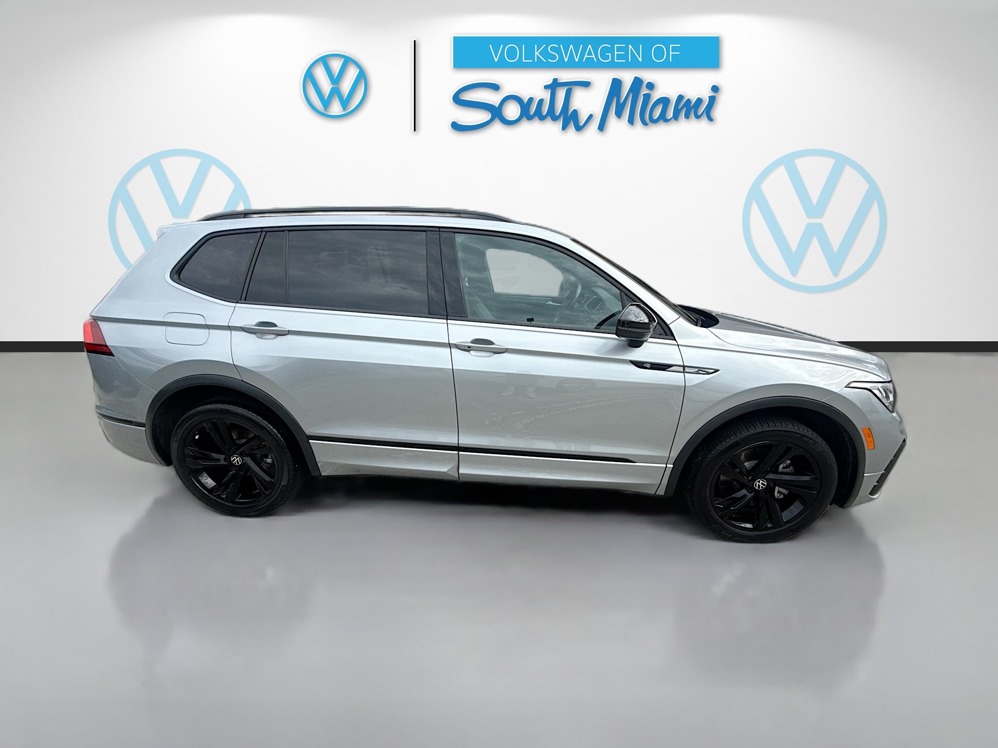 Used 2023 Volkswagen Tiguan SE R-Line FWD image 8