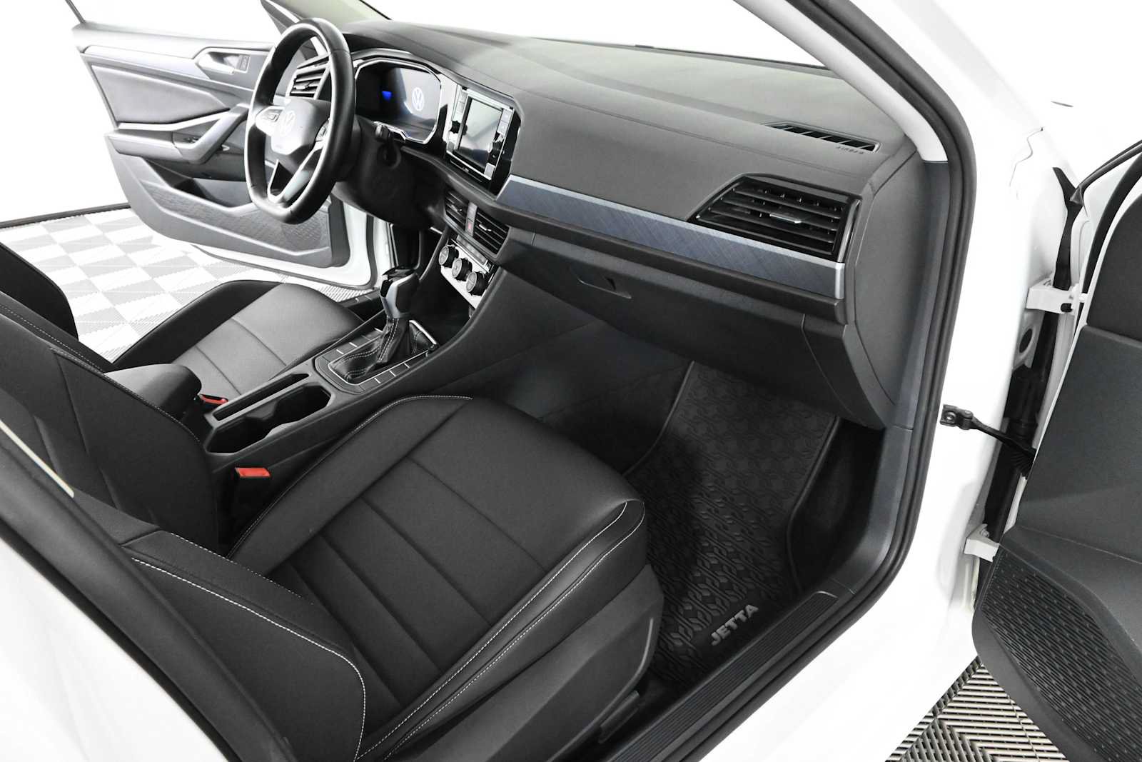 Certified 2023 Volkswagen Jetta SE w/ Panoramic Sunroof Package FWD image 9