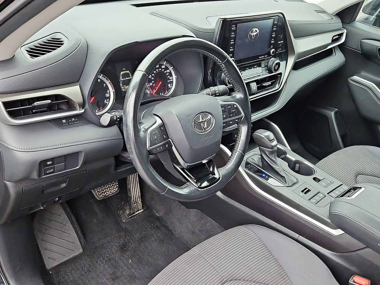 Used 2021 Toyota Highlander LE AWD/4WD image 16