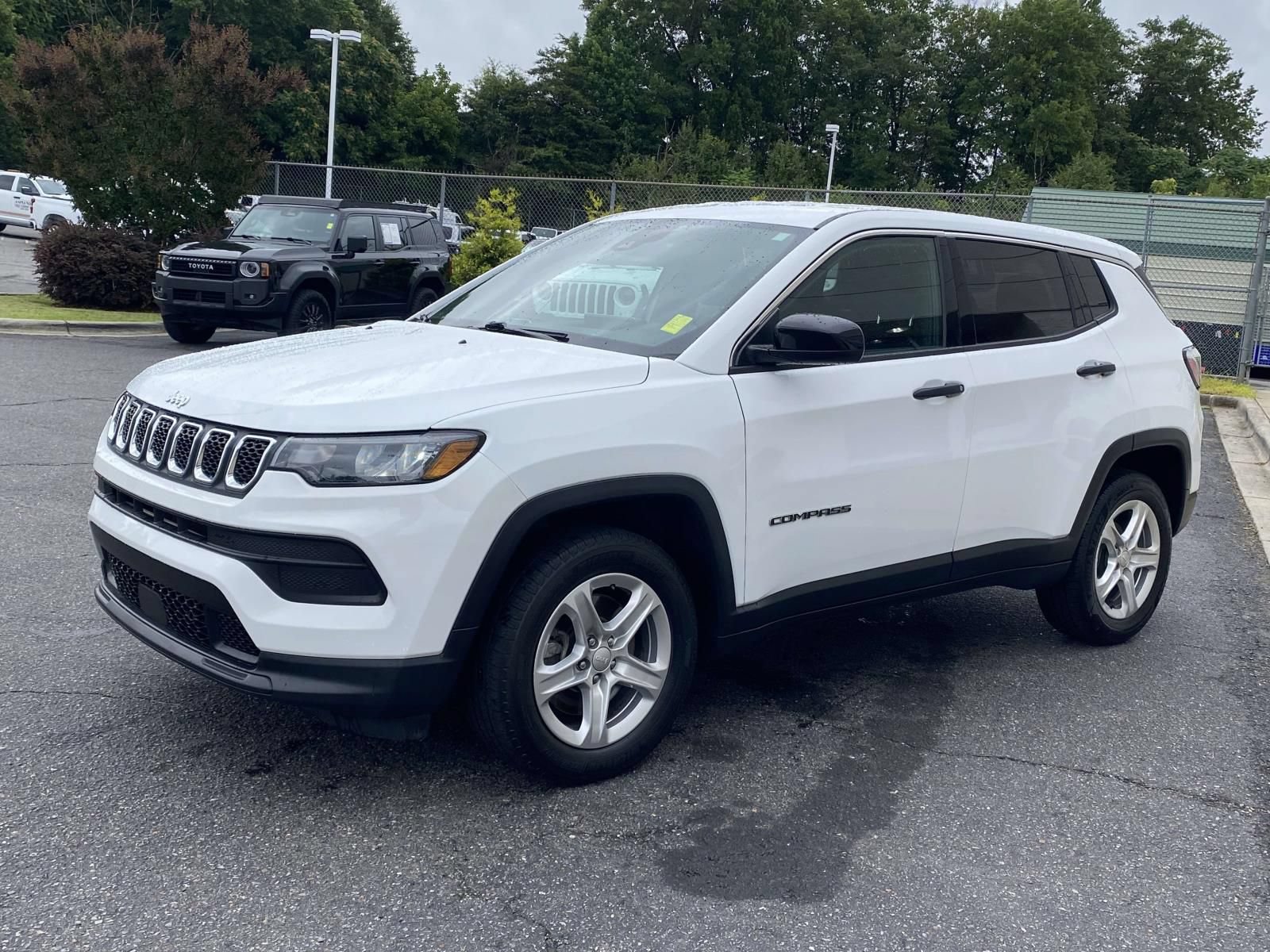 Used 2023 Jeep Compass Sport AWD/4WD image 3