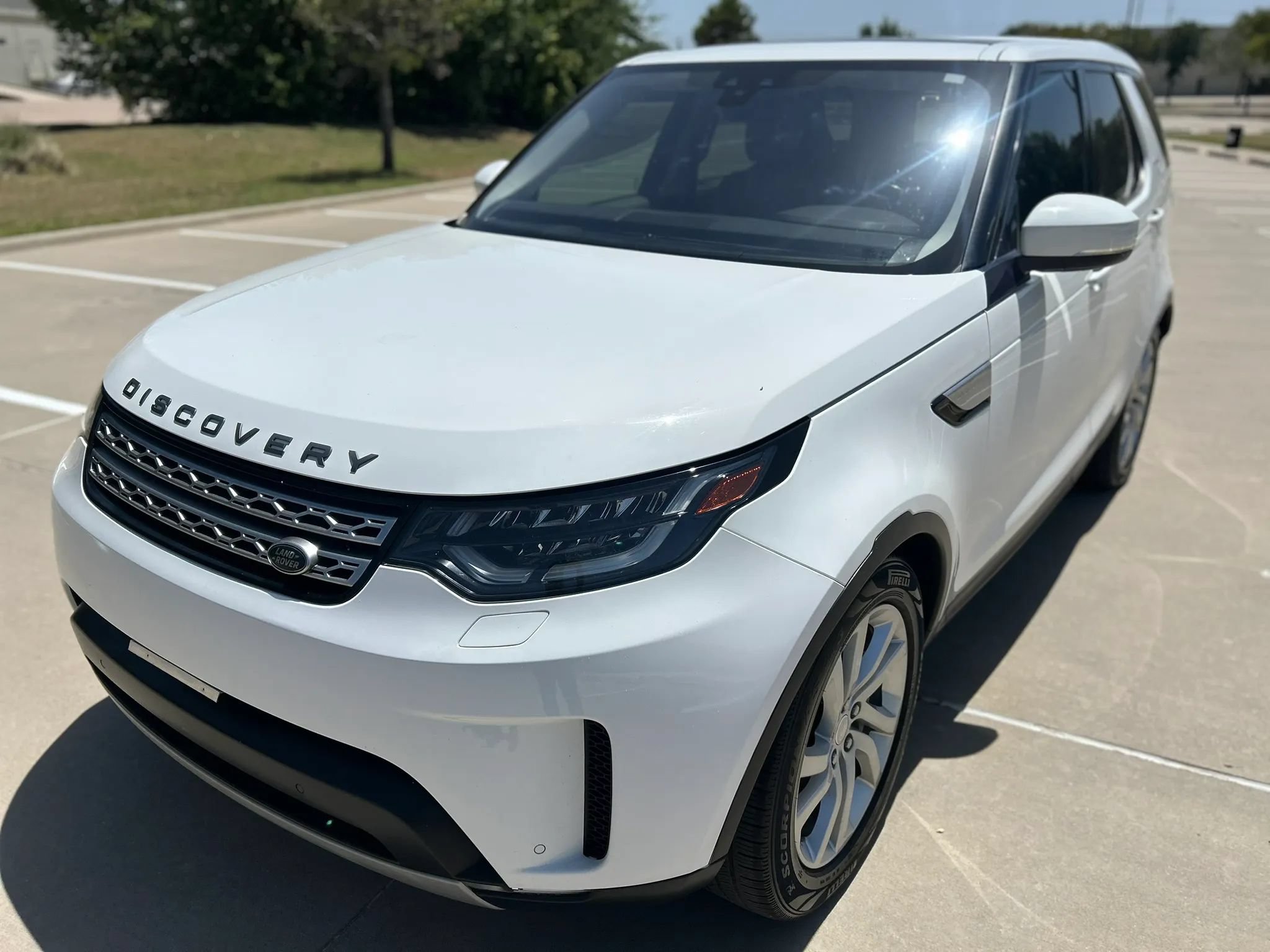 Used 2018 Land Rover Discovery HSE AWD/4WD image 2