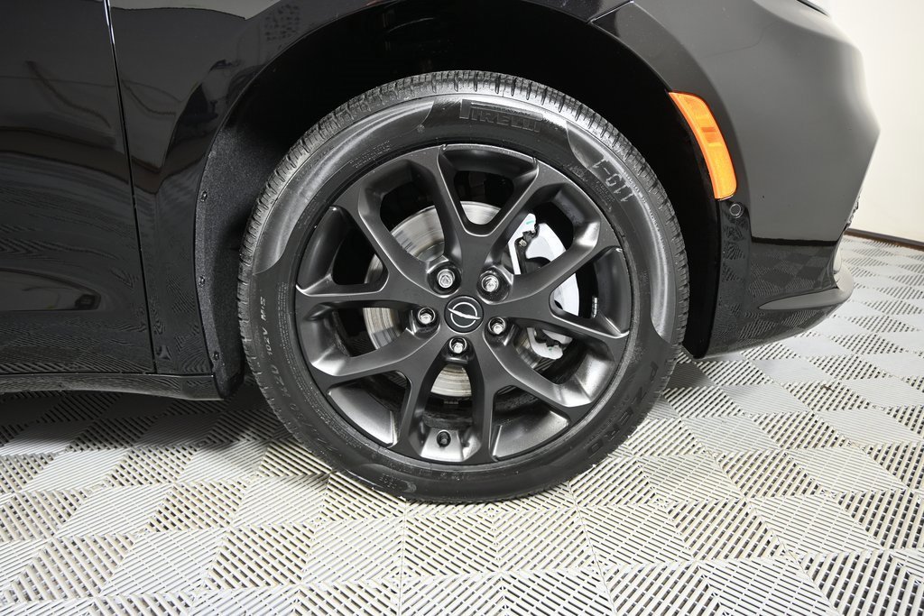 New 2026 Chrysler Pacifica Limited image 11