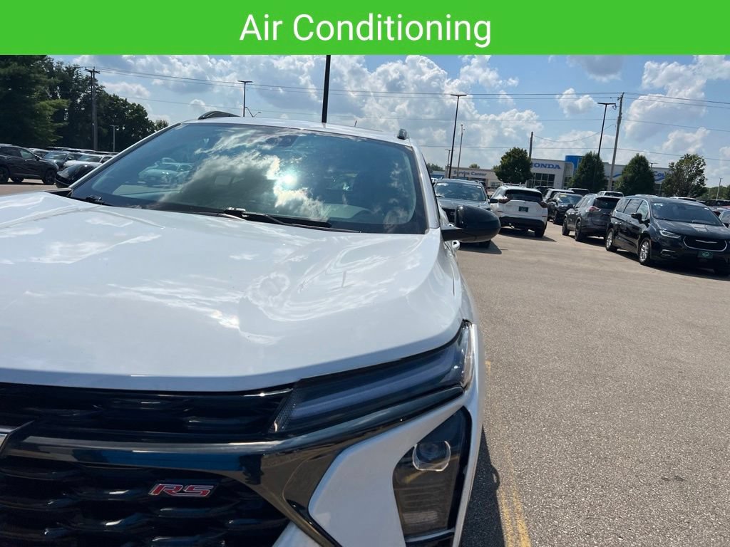 Used 2024 Chevrolet Trax RS w/ Sunroof Package FWD image 12