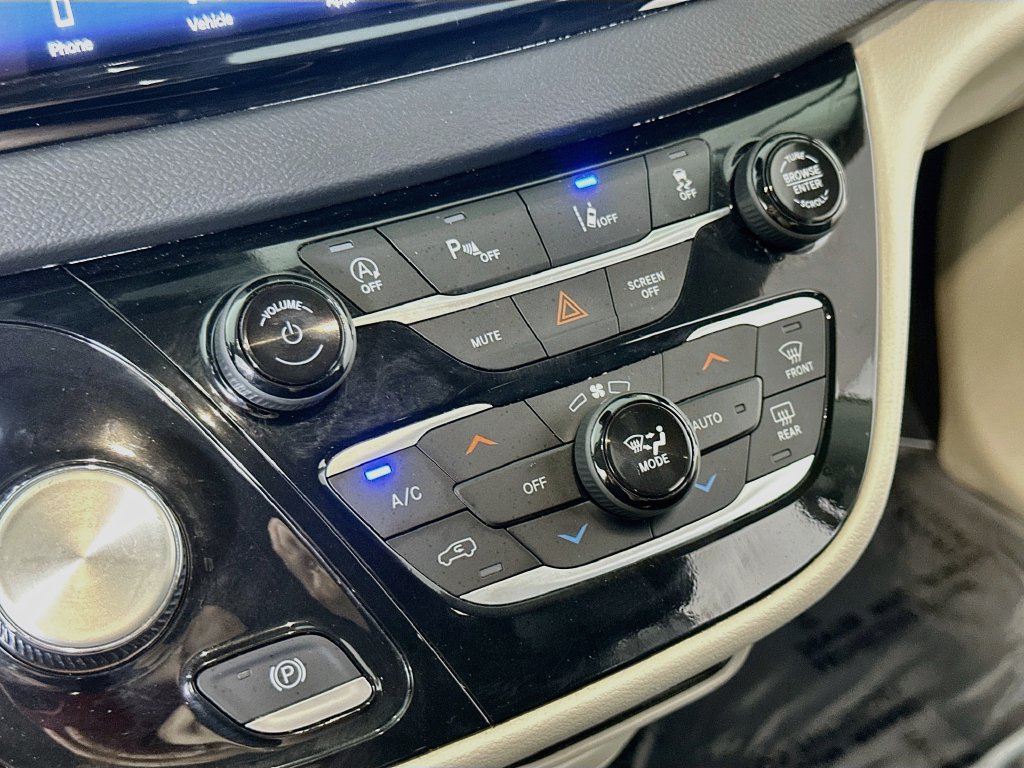 Used 2024 Chrysler Pacifica Touring-L FWD image 30