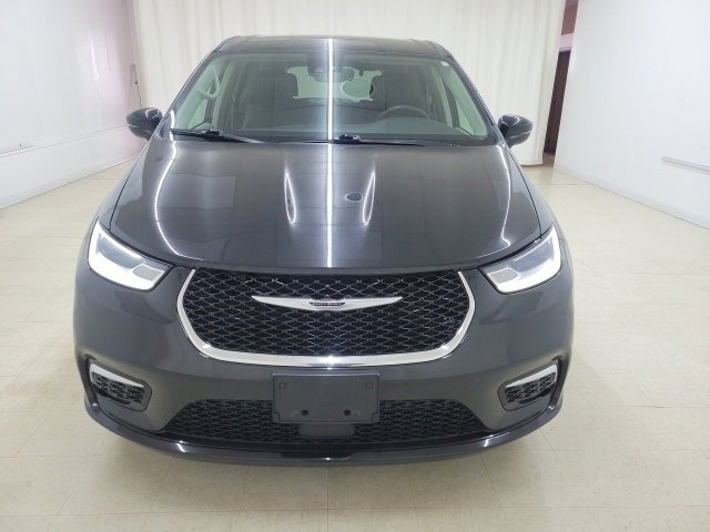 Used 2023 Chrysler Pacifica Touring-L image 2