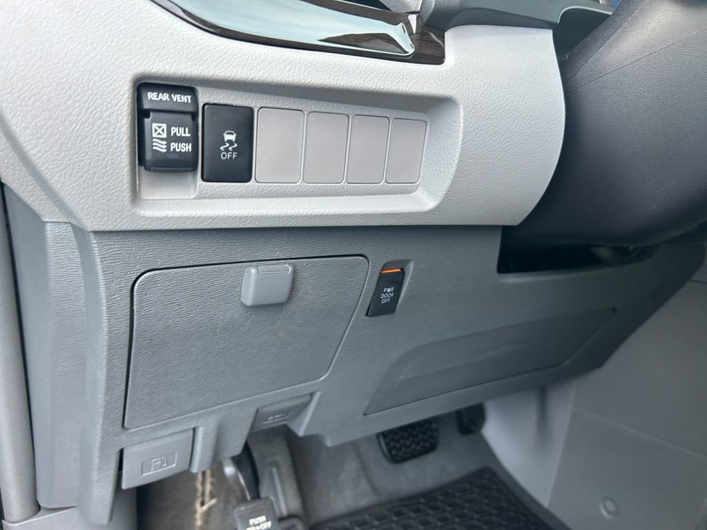 Used 2019 Toyota Sienna XLE FWD image 21