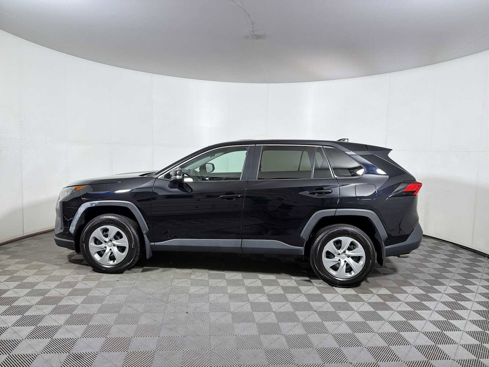 Used 2022 Toyota RAV4 LE AWD/4WD image 4