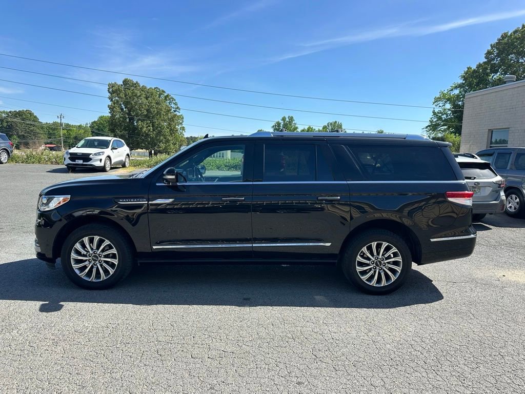 Used 2024 Lincoln Navigator L 4WD image 3