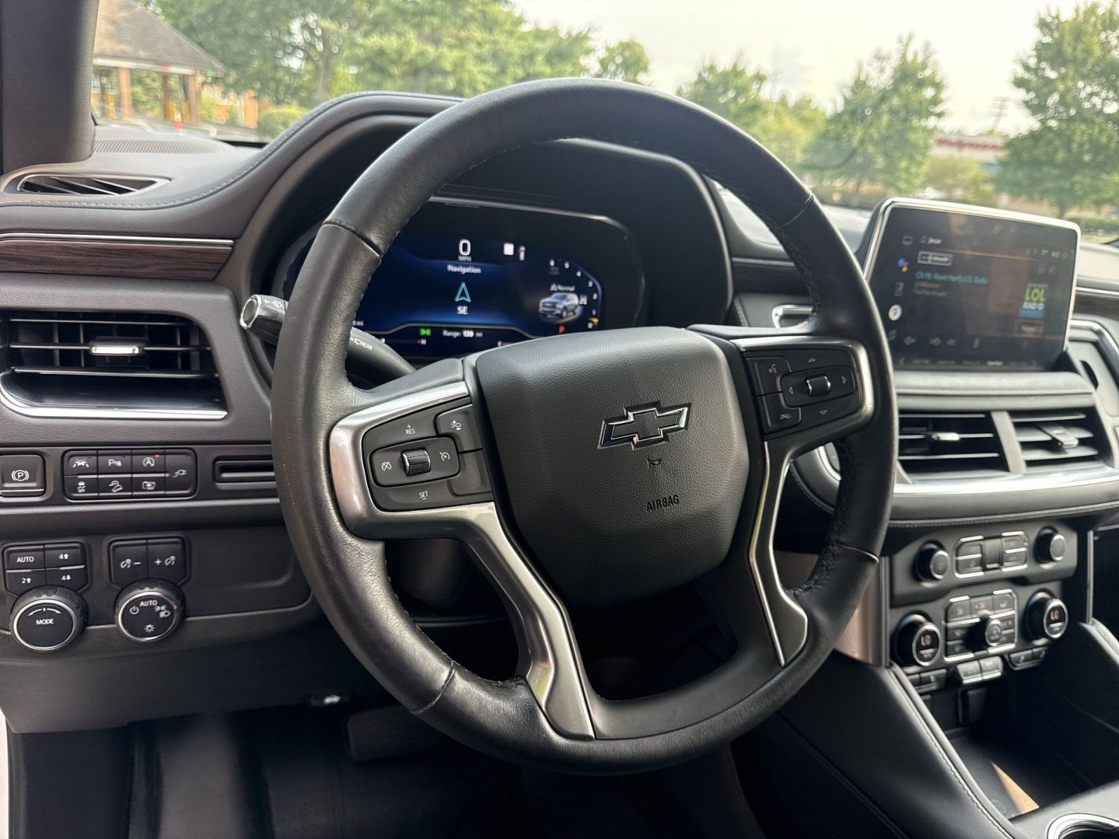 Used 2022 Chevrolet Tahoe Z71 w/ Luxury Package AWD/4WD image 16