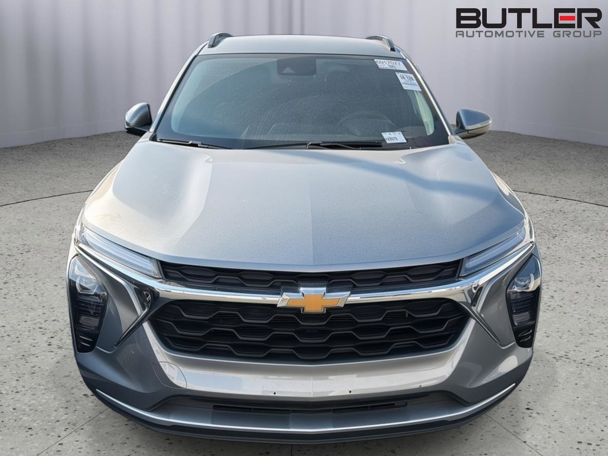Used 2025 Chevrolet Trax LT FWD image 4