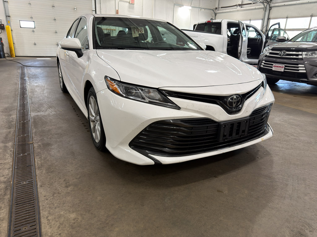 Used 2018 Toyota Camry LE FWD image 3