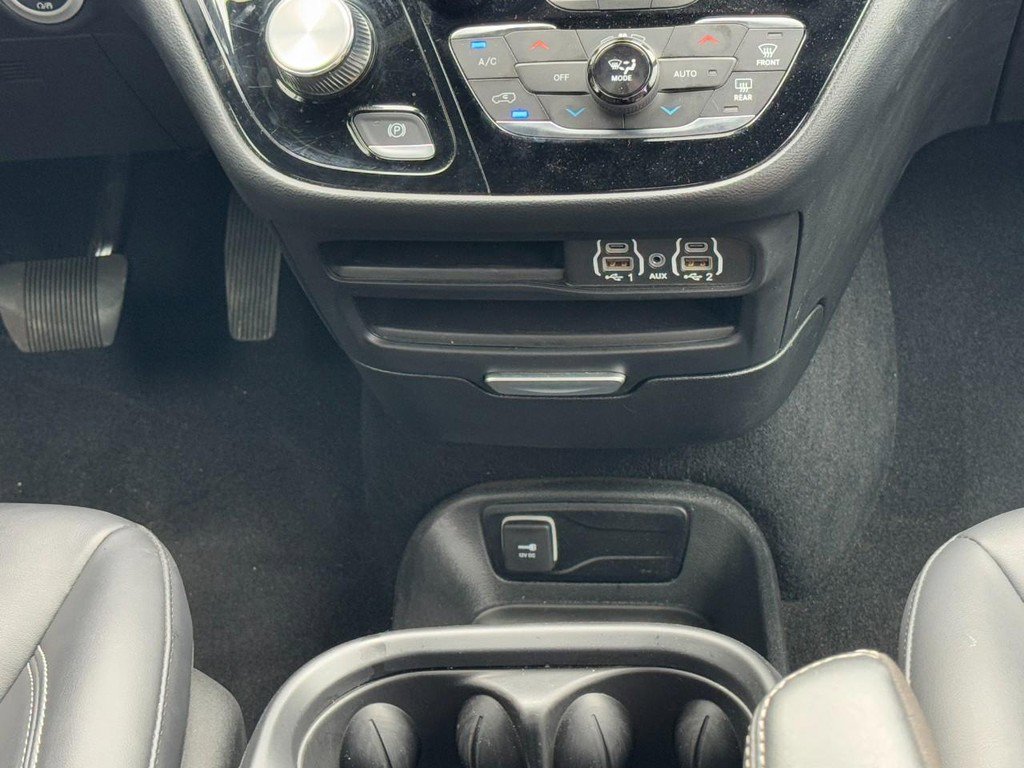 Used 2025 Chrysler Pacifica Select image 18
