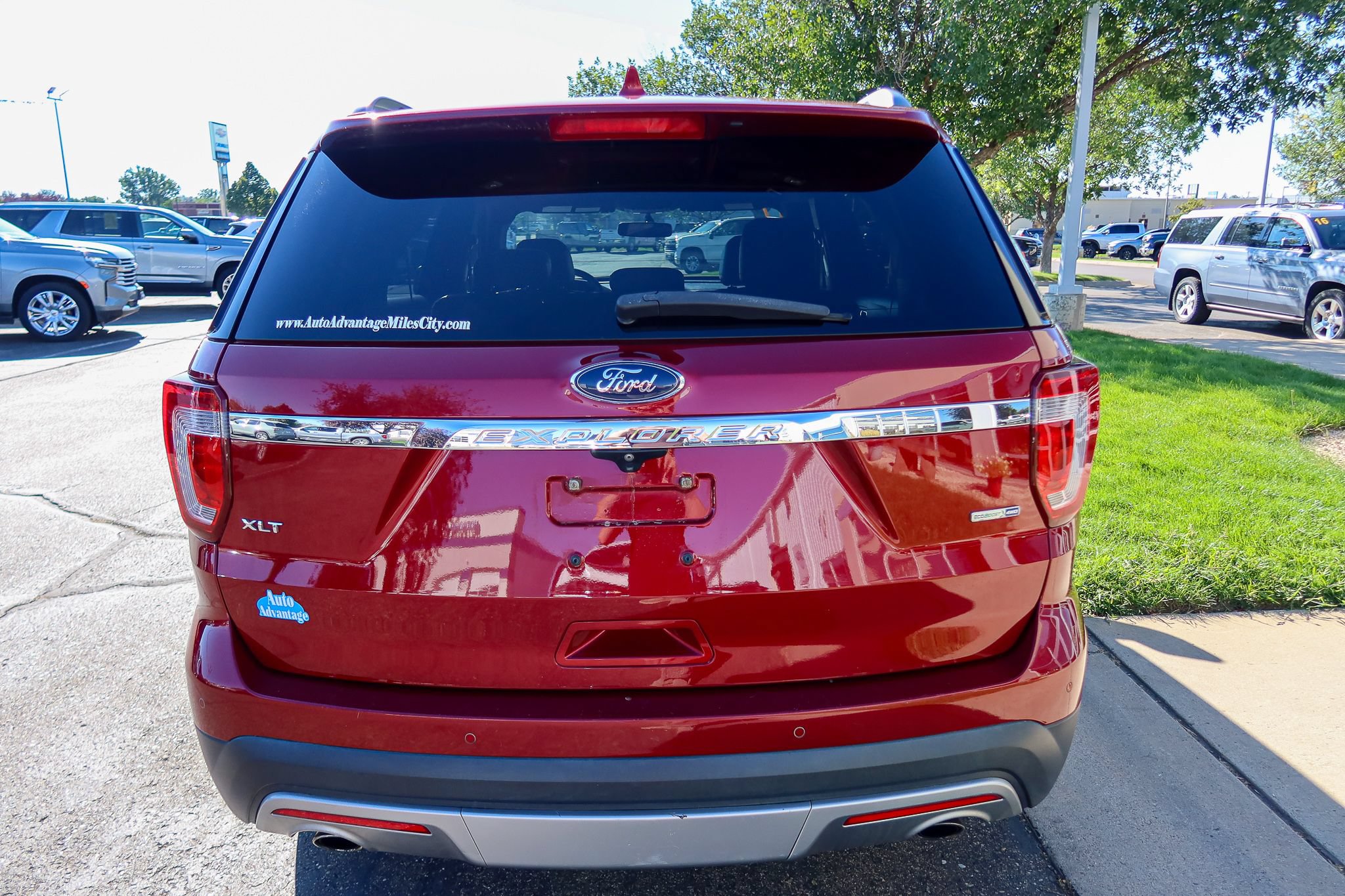 Used 2017 Ford Explorer XLT w/ Equipment Group 202A AWD/4WD image 8