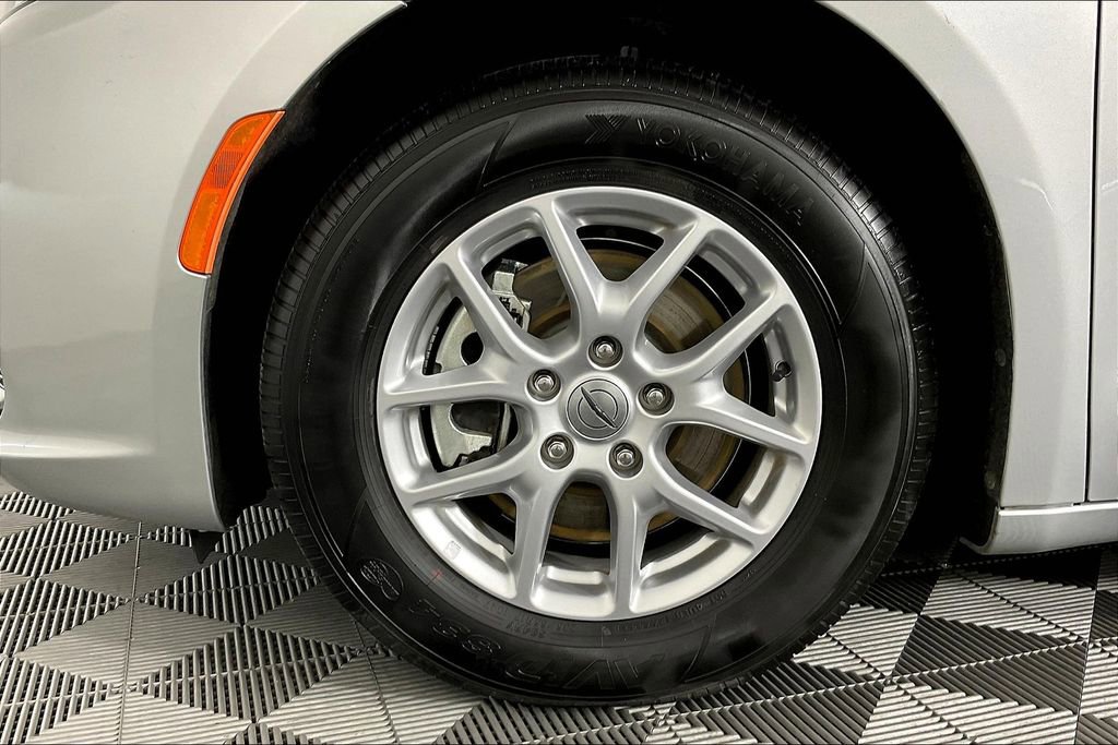Used 2024 Chrysler Pacifica Touring-L image 11