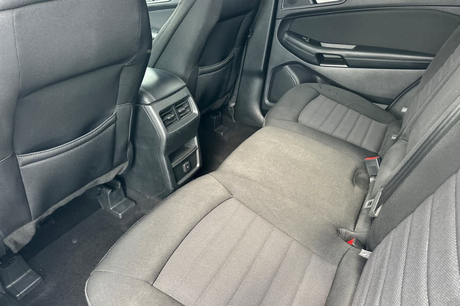 Used 2019 Ford Edge SE w/ Cargo Accessory Package FWD image 4