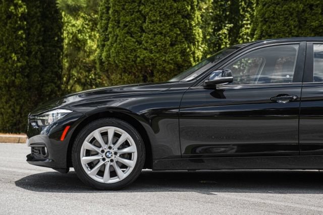 Used 2018 BMW 320i xDrive Sedan AWD/4WD image 10