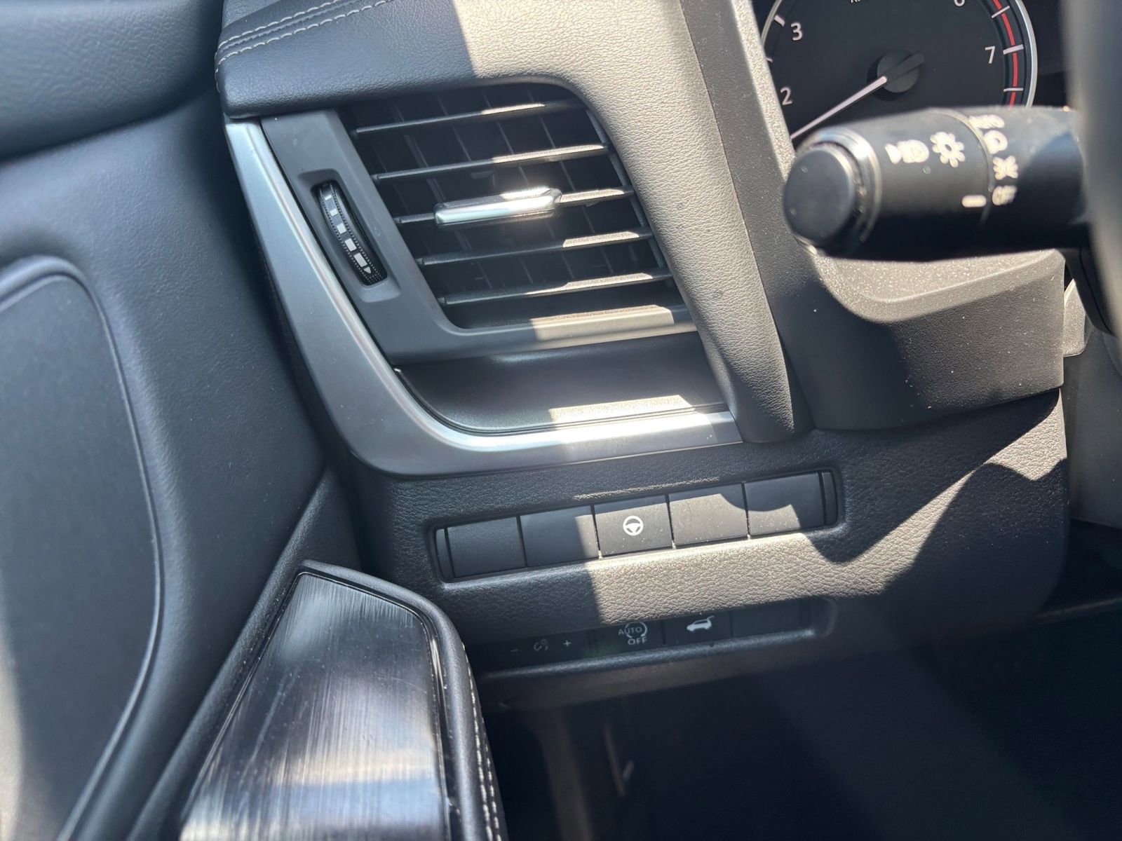 Used 2025 Nissan Rogue SV AWD/4WD image 36