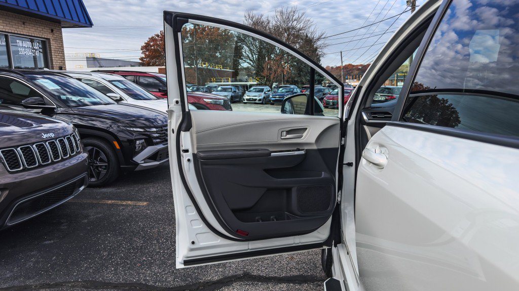 Used 2024 Toyota Sienna LE image 12